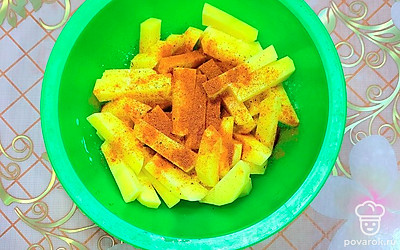 Воду слейте, просушите картофель бумажными полотенцами. Посолите, поперчите, добавьте растительное масло и сладкую паприку, перемешайте. 