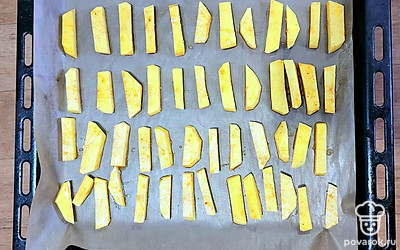 Картошку выложите на противень, застеляный силиконизированной бумагой. 