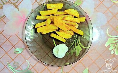 Готовый картофель фри подавайте к столу со сливочно-чесносным соусом.