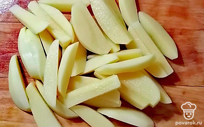 Нарежьте картошку дольками.