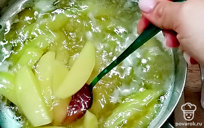 Воду вскипятите. В кипящую воду отправьте картофельные дольки. Проварите 3 минуты, не больше!