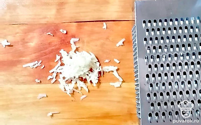 Пока картофель варится, быстро приготовьте заправку. Чеснок натрите на мелкой терке. 