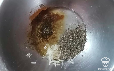 Соедините в миске чеснок, соль, масло растительное и все приправы. Хорошо перемешайте.