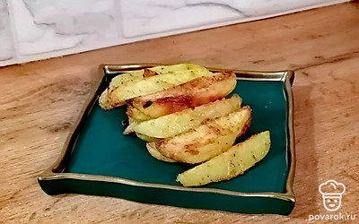 Подавайте блюдо к столу горячим или теплым. Такой картофель можно использовать как гарнир или как закуску с любыми соусами. 