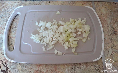 Репчатый лук нарежьте мелким кубиком.