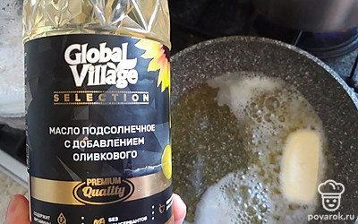 Растопите сливочное масло, добавьте растительное масло.