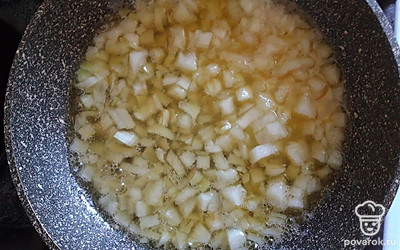 Лук отправьте на сковороду с маслом, томите 15 минут на медленном огне до золотистого цвета.