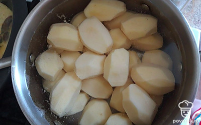 Картофель помойте, почистите, залейте холодной водой. Варите 20-30 минут. Проверяйте готовность, протыкая картофель ножом.