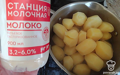 Слейте воду с картофеля, влейте 200 миллилитров молока. Добавьте 2 щепотки соли.