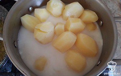 Нагревайте 5 минут до закипания молока.