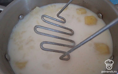 Выключите нагрев. Разомните картофель до кашеобразного состояния.