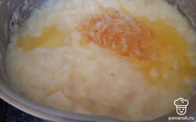 Добавьте обжаренный лук вместе с маслом, на котором он жарился. При необходимости посолите. Хорошо перемешайте.