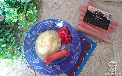 Подавайте пюре с сосисками и овощами.