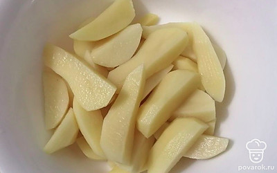 Картофель очистите. Помойте и нарежьте небольшими дольками.