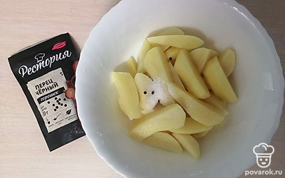 Добавьте соль по вкусу и черный горошек.