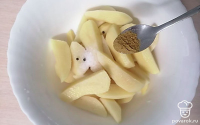 Положите половину чайной ложки приправы для картофеля.