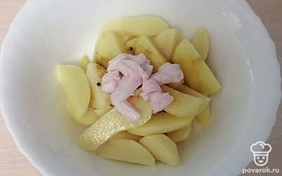 Свиное сало нарежьте небольшими кусочками и добавьте к картофелю. Все ингредиенты хорошо перемешайте.