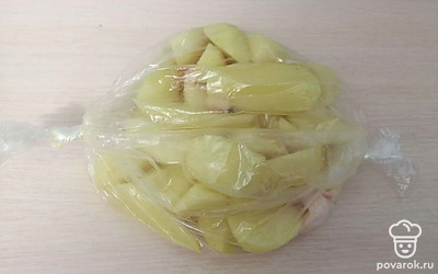 Переложите все ингредиенты в рукав для запекания. Рукав завяжите с двух сторон. Готовьте в духовке 30 минут на среднем огне.