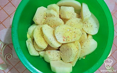 Картошку очистите от кожуры. Нарежьте кружочками толщиной 0,8 миллиметров-1 сантиметр. Посолите, поперчите. Добавьте универсальную приправу.