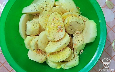 Влейте растительное масло, все перемешайте. 