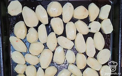 Картошку выложите на противень, смазанный растительным маслом. Выпекайте в духовке при температуре 180 градусов 35-40 минут. 