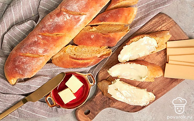 Дайте багетам немного остыть на решетке. Подайте к столу теплыми со сливочным маслом.