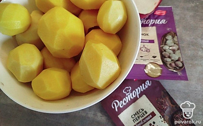 Подготовьте все ингредиенты. Картошку очистите.