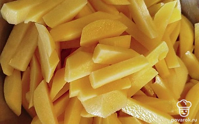 Нарежьте картофель соломкой.