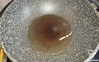 Заранее разогрейте масло в казане.