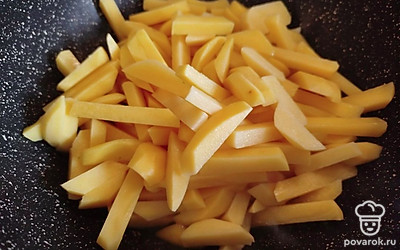 Выложите картофель в казан. Не перемешивайте минуты 3.