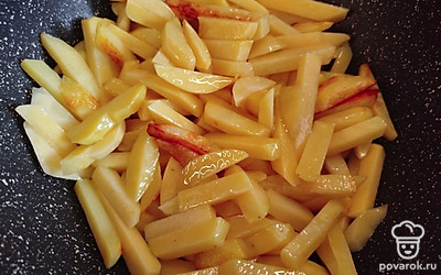 Через 3 минуты аккуратно перемешайте, чтобы весь картофель покрылся маслом.