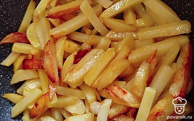 Не мешайте картошку слишком часто. Дайте нижнему слою подрумяниться, а потом перемещайте его вверх.