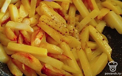 Когда картофель будет наполовину готов, добавьте к нему перец.