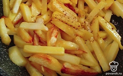 Всыпьте чеснок.