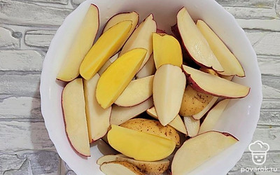 Неочищенный картофель разрежьте на 4-6 долек. 