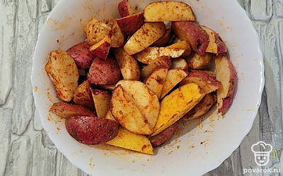 Посолите, добавьте специи и растительное масло. Перемешайте. 