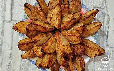 Готовые картофельные ломтики подавайте к столу с сырным, чесночный или томатным соусом.