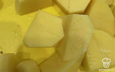 Картошку почистите и разрежьте на 4 части.