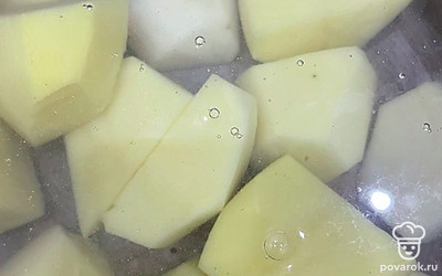 Положите картошку в сотейник, залейте водой. Отваривайте до мягкости.