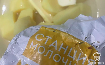 Слейте воду, в которой варилась картошка. Добавьте сливочное масло.