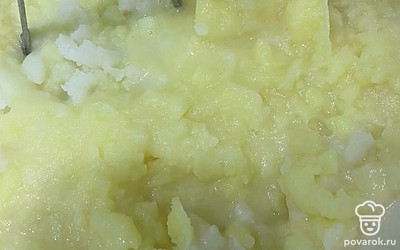 Разомните картошку и масло толкушкой.