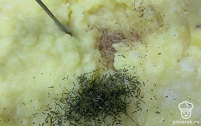 Добавьте сушеный чеснок, соль и чесночный перец. Перемешайте.