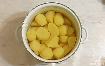 Картофель очистите и промойте. Залейте водой и варите до закипания. Затем добавьте соль и перец. Готовьте 30-35 минут.