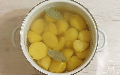 За 10 минут до готовности картофеля положите лавровый лист.