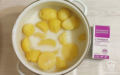 После того, как картофель будет готов, слейте половину воды. Влейте сливки в кастрюлю. Затем кастрюлю поставьте на небольшой огонь. Дайте сливкам закипеть.