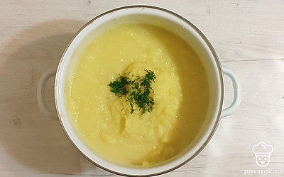 Картофель измельчите в пюре. Всыпьте укроп и перемешайте.