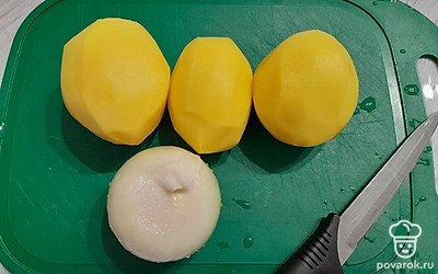 Очистите картофель и репчатый лук от кожуры. Промойте овощи в холодной воде.