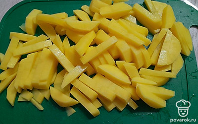 Нарежьте картофель на брусочки средней толщины.