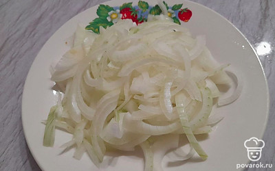 Нарежьте репчатый лук полукольцами.