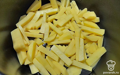 В чашу мультиварки влейте подсолнечное рафинированное масло и добавьте картофель. Закройте мультиварку крышкой и установите мультиварку на режим «жарка». Время приготовления — 20 минут.